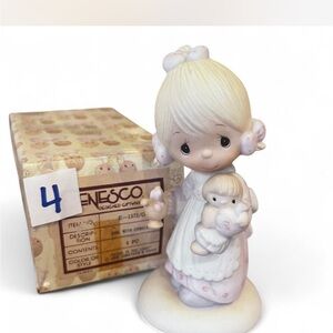 1977 Precious Moments ‘Jesus is the Light’ figurine in good condition